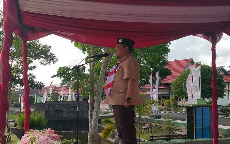 Pejabat Bupati Sukamara, Rendy Lesmana memimpin pelaksanaan upacara peringatan hari Pramuka ke-63 di halaman kantor Bupati setempat, Kamis, 15 Agustus 2024. (FOTO:NORHASANAH)