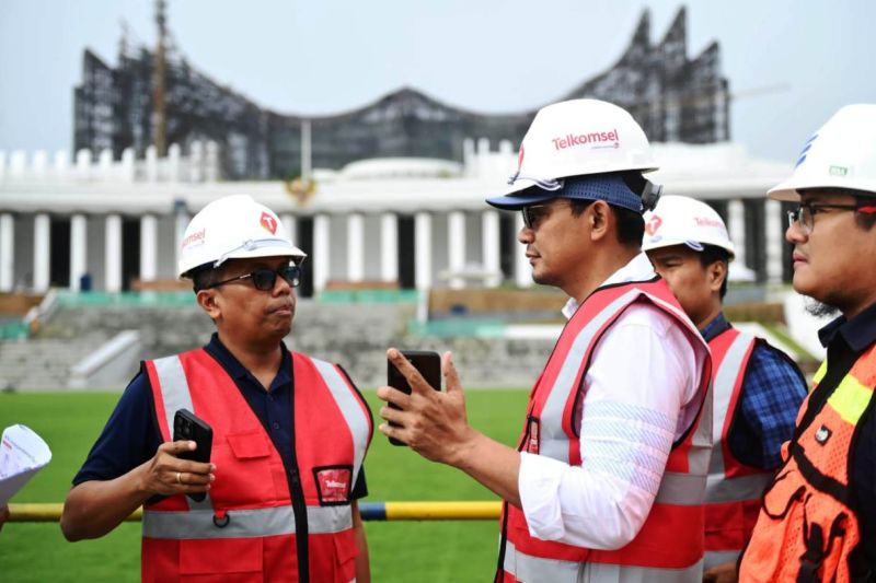 Direktur Network Telkomsel Indra Mardiatna (tengah) saat cek pemasangan BTS di IKN (Antara/ HO Humas Telkomsel)
