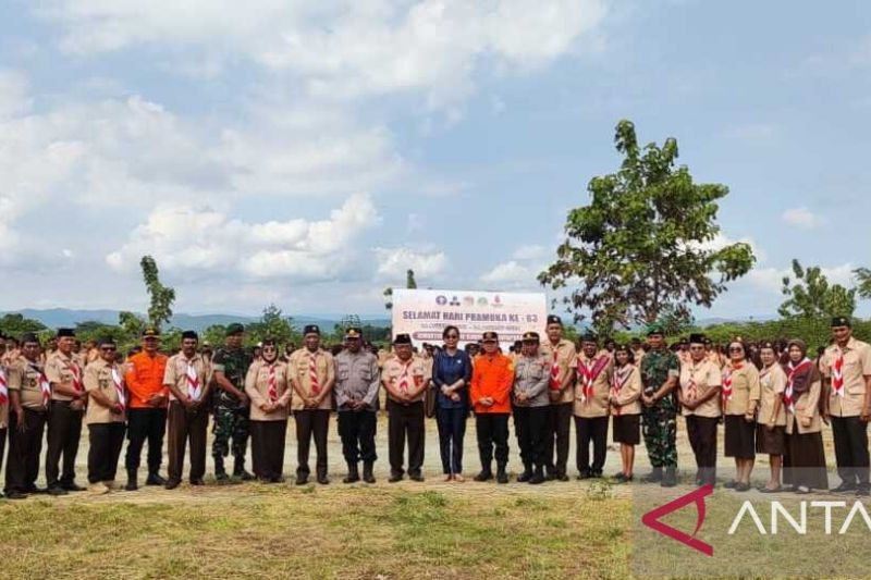 Ketua Kwarcab Gerakan Pramuka Kabupaten Jayapura Alex Dusay saat berfoto bersama unsur satuan karya pramuka dan Forkopimda setempat. (ANTARA/Yudhi Efendi)