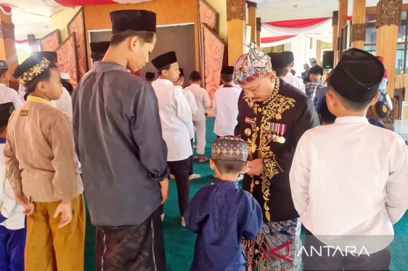 Bupati Situbondo Karna Suswandi memberikan santunan kepada anak yatim dan piatu sebelum upacara Hari Jadi Kabupaten Situbondo (Harjakasi) ke-206 Tahun 2024 di Pendopo Kabupaten Situbondo, jawa Timur. Kamis (15/8/2024) ANTARA/Novi Husdinariyanto