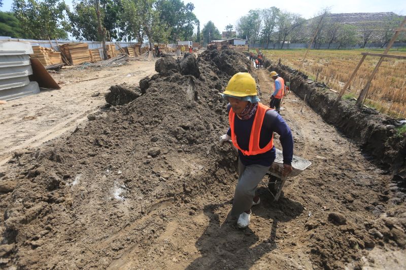 Petugas DPUPR melakukan pengerjaan proyek pembangunan Instalasi Pengolahan Lumpur Tinja (IPLT) di kawasan TPA Winongo, Kota Madiun, Jatim. ANTARA/HO-DPUPR Kota Madiun