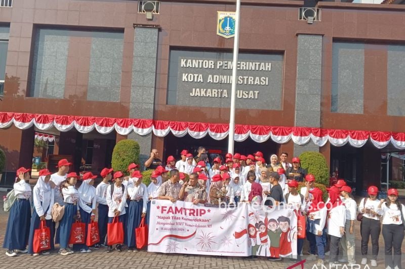 Pemerintah Kota Jakarta Pusat mengundang 50 siswa dari SMPN 39 dan SMPN 93 di Kantor Wali Kota Jakarta Pusat untuk mengunjungi empat destinasi wisata sejarah, Kamis (15/8/2024). (ANTARA/HO-Pemerintah Kota Jakarta Pusat)