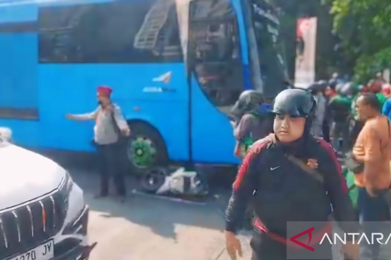 Sepeda motor korban tersangkut di kolong bus Trans Jabodetabek di kawasan Cawang, Jalan DI Panjaitan, Jatinegara, Jakarta Timur, Kamis (15/8/2024). Pengendara motor berinisial K tewas di lokasi kejadian. ANTARA/Syaiful Hakim