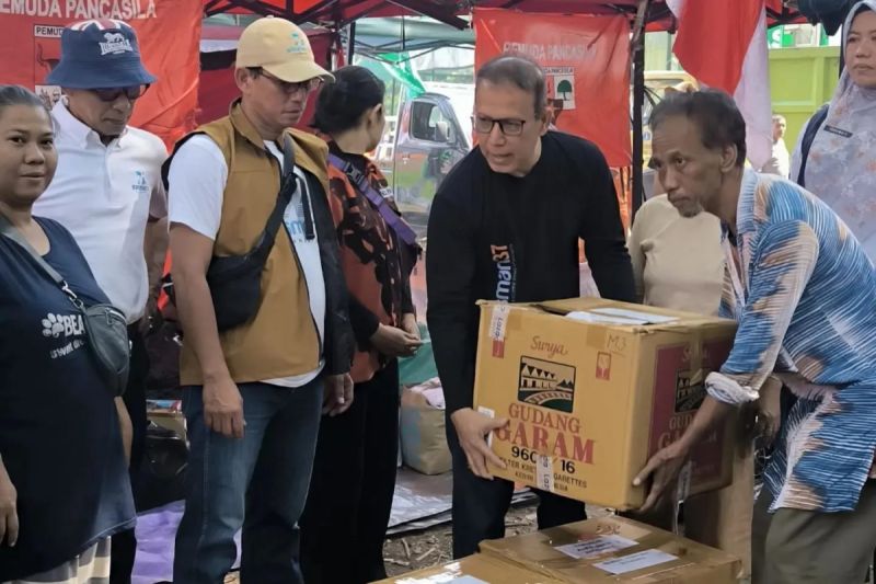 Alumni SMAN 37 Jakarta salurkan bantuan korban kebakaran Manggarai