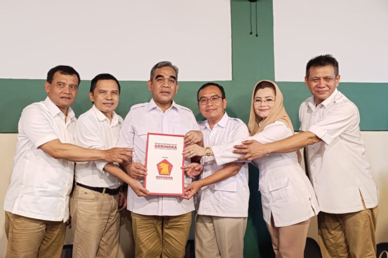 Sekjen DPP Partai Gerindra Ahmad Muzani (tiga dari kiri) menunjukkan map berisi rekomendasi untuk Ma'ruf Cahyono (dua dari kiri) sebagai bakal calon bupati dan Rahmat Imanda (tiga dari kanan) sebagai bakal calon wakil bupati pada Pilkada Banyumas 2024. Rekomendasi tersebut diserahkan Ahmad Muzani di Jakarta, Rabu (14/8/2024) malam. ANTARA/HO-Partai Gerindra Banyumas