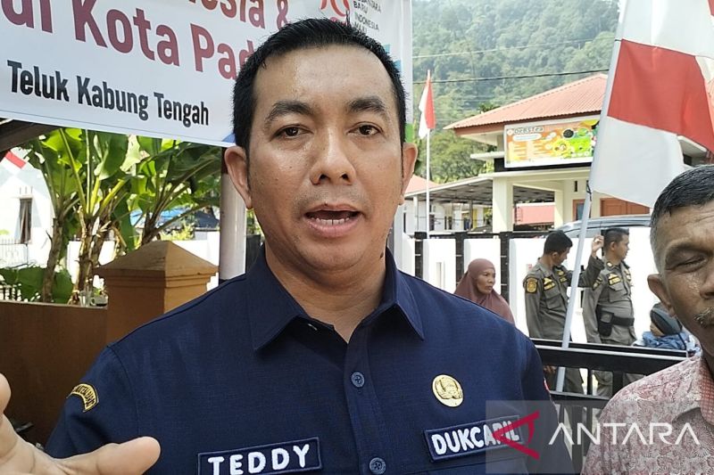 Kepala Dinas Kependudukan dan Catatan Sipil Kota Padang Teddy Antonius saat diwawancarai di Padang, Kamis (15/8/2024). (ANTARA/Muhammad Zulfikar).
