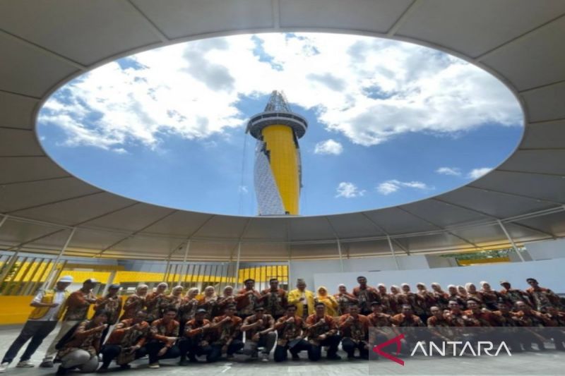 Kepala Dinas PUPR Kalsel Ahmad Solhan berserta rombongan meninjau pembangunan Tugu Nol Kilometer di Banjarmasin. (ANTARA/HO-MC Kalsel)