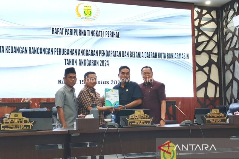 Wali Kota Banjarmasin H Ibnu Sina dan unsur pimpinan DPRD Kota Banjarmasin saat menyerahkan dokumen rancangan APBD Perubahan 2024 di gedung dewan kota, Kamis (15/8/2024). (ANTARA/Sukarli)
