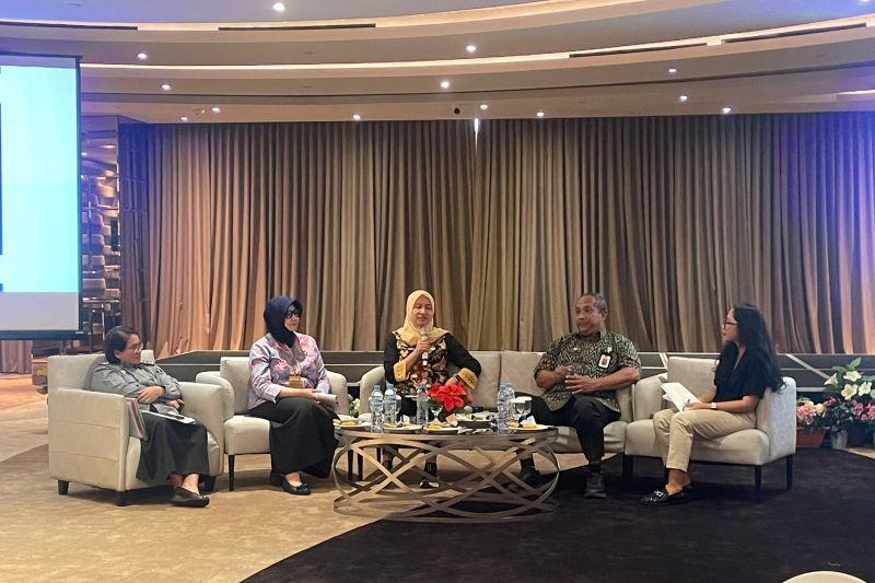 Kepala DP3A Makassar Achi Soleman (tengah) bersama nara sumber lainnya memaparkan Peraturan Walikota (Perwali) Makassar nomor 91 tahun 2023 tentang Layanan Pendukung Keadilan Restoratif dalam Refleksi Program Criminal Justice Reform atau Reformasi Hukum Pidana dilaksanakan AIPJ2 di Hotel Ashley, Jakarta, Selasa (13/8/2024). ANTARA/HO-Dokumentasi DP3A Makassar.