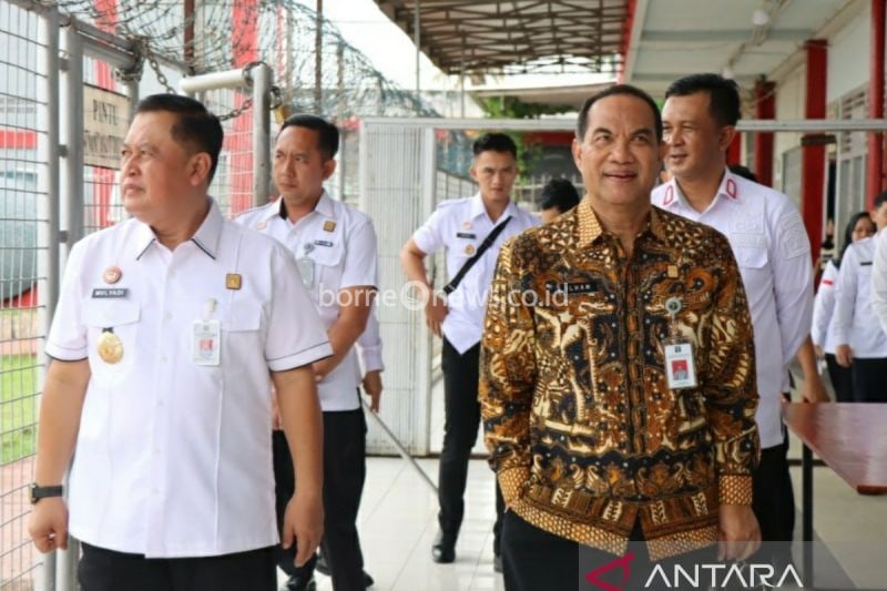 Kakanwil Kemenkumham Sumsel Ilham Djaya (kanan) didampingi Kadivpas Mulyadi meninjau UPT Pemasyarakatan di Palembang. (ANTARA/HO/Kemenkumham Sumsel)