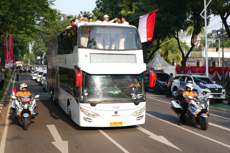 Sejumlah atlet saat diarak menggunakan bus rancangan khusus untuk para atlet Indonesia yang mentas di Olimpiade Paris di Jakarta, Kamis (15/8/2024). ANTARA/HO-TransJakarta