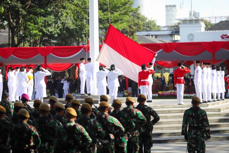 Proses pengibaran bendera Merah Putih pada pelaksanaan upacara HUT Ke-78 Ri oleh tim Paskibraka Kota Bandung di Balai Kota Bandung, Jawa Barat, Kamis (17/8/2023). (ANTARA/HO-Pemkot Bandung)