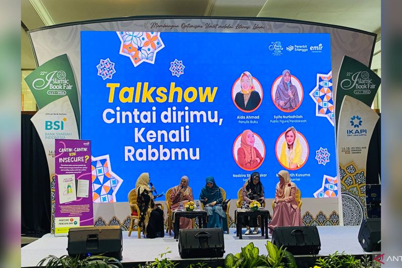 Penerbit Emir (Erlangga Group) mengadakan talkshow dan penerbitan buku di acara Islamic Book Fair Jakarta Convention Center, Kamis (15/8/2024) (ANTARA/H.O Erlangga Group)