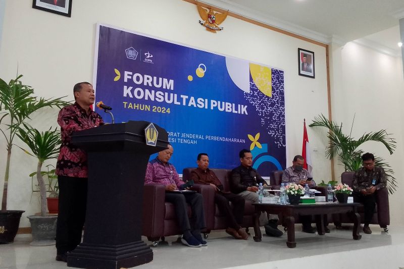Kepala Kanwil DJPb Sulteng Yuni Wibawa menyampaikan sambutan pada kegiatan forum konsultasi publik di Palu, Kamis (15/8/2024). (ANTARA/Nur Amalia Amir)