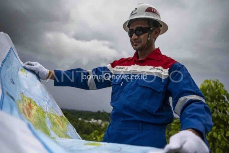 Ilustrasi - Pekerja Pertamina EP Papua Field melihat peta Papua di area Lapangan Produksi Migas Klamono, Distrik Klamono, Kabupaten Sorong, Papua Barat Daya. ANTARA FOTO/Erlangga Bregas Prakoso
