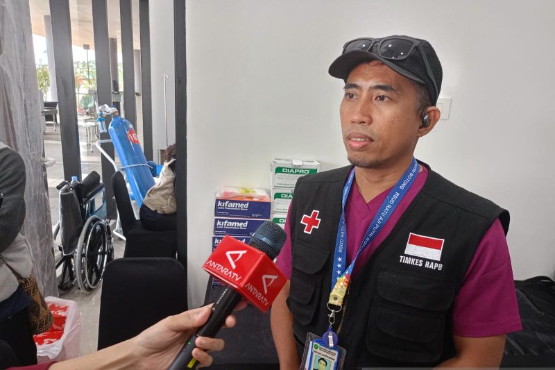 Koordinator Tim Medis Kesehatan Posko Kemenko 1 Adam Kristy memberikan penjelasan di Posko Kesehatan Kemenko 1, IKN, Kalimantan Timur, Kamis (15/8/2024). ANTARA/Rangga Pandu Asmara Jingga.