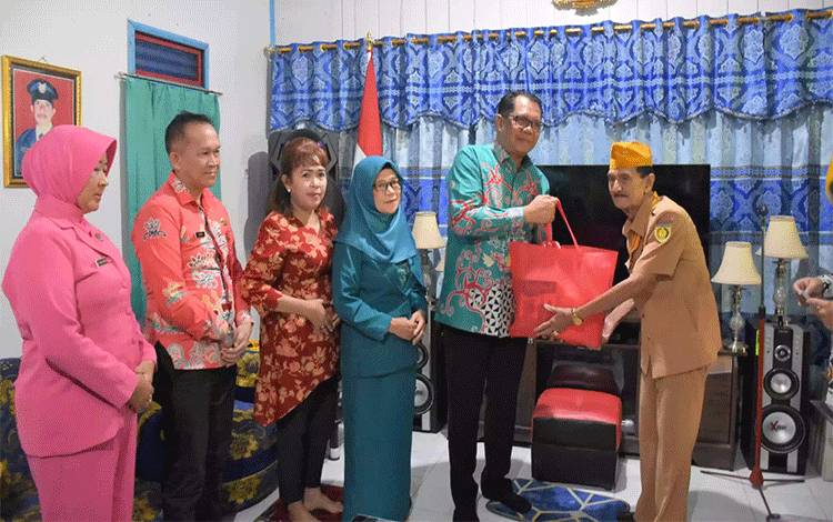 Jelang HUT ke 79 RI, Jajaran Pemkab Kapuas Anjangsana ke Tempat Veteran