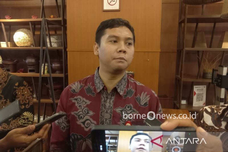 Kepala OJK Cirebon Agus Muntholib saat memberikan keterangan di Cirebon, Jawa Barat. (ANTARA/Fathnur Rohman)