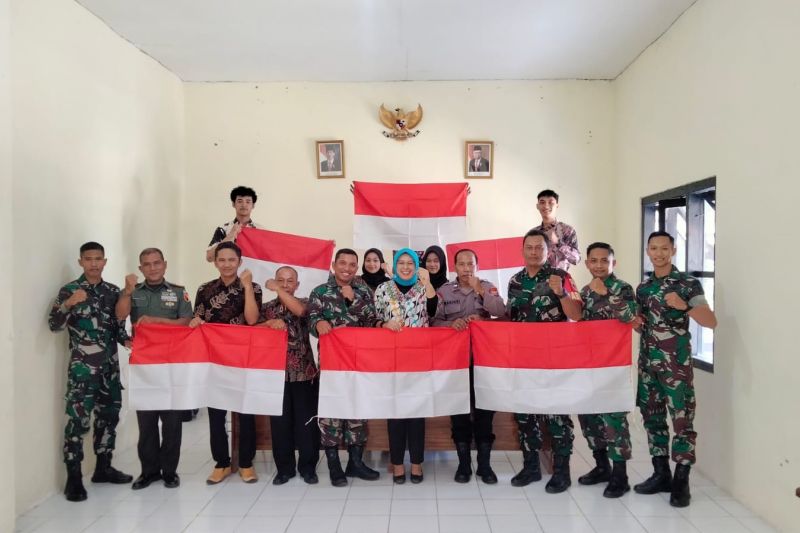 Pemkot Kediri gandeng Purna Pasukan Pengibar Bendera Pusaka??????? Indonesia (PPI) Kota Kediri membagikan Bendera Merah Putih. ANTARA/ HO-Pemkot Kediri