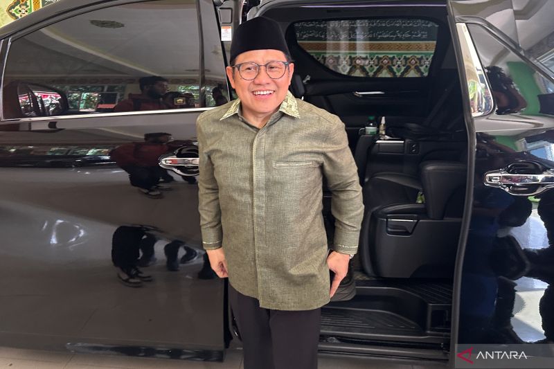 Ketua Umum PKB Muhaimin Iskandar menyapa para jurnalis saat tiba di Pondok Pesantren Daarul Rahman, Jakarta, Kamis (15/8/2024). (ANTARA/Rio Feisal)