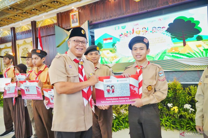 Penyerahan secara simbolis buku tabungan simpanan pelajar kepada anggota Pramuka di Kalbar. (ANTARA/Dedi)