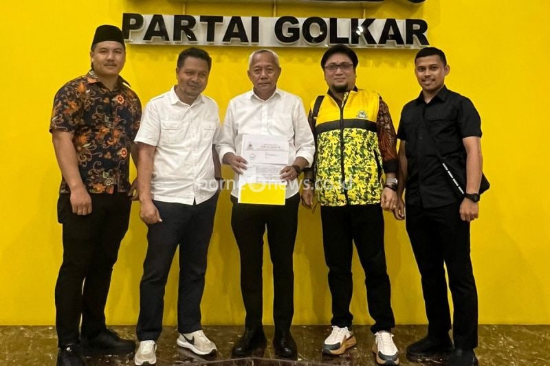 Kepala Dinas Penanaman Modal dan Pelayanan Terpadu Satu Pintu Banggai Laut (dua kiri) mendampingi salah seorang bakal calon bupati, menerima rekomendasi partai politik untuk Pilkada serentak di Jakarta, Jumat (9/8/2024). (ANTARA/HO-Dokumentasi Pribadi)