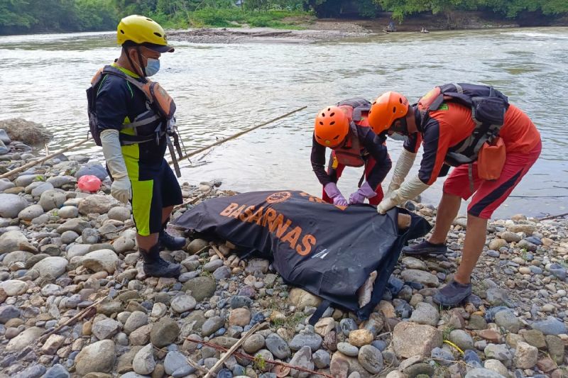 Tim SAR gabungan mengevakuasi jasad pria pendulang emas yang hanyut terseret arus Sungai Lau Renun di Desa Bertungen Julu Kabupaten Dairi, Sumatera Utara (ANTARA/HO-Dok Basarnas Medan)