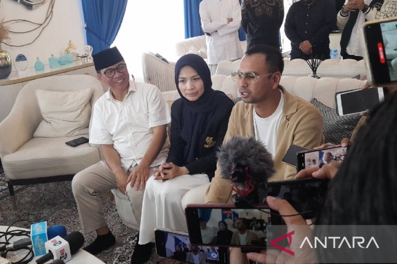 Raffi Ahmad bersama Ratu Zakiyah dan Yandri Susanto di Kabupaten Serang, Banten, Kamis (15/8/2024). ANTARA/Desi Purnama Sari.