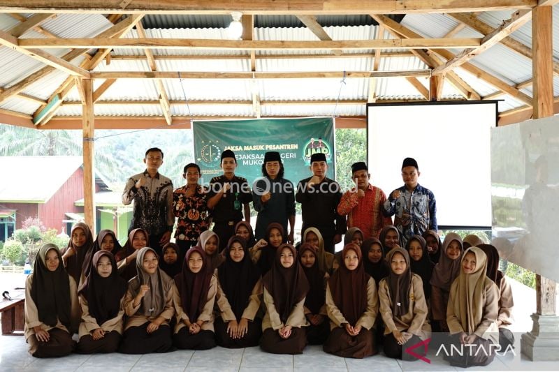 Kejaksaan Negeri (Kejari) Mukomuko, sosialisasikan bahaya bermain judi dalam jaringan atau online kepada santri pondok pesantren di daerah ini, Kamis (15/8/2024) ANTARA/Ferri.