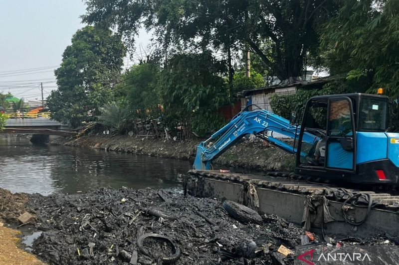 Suku Dinas Sumber Daya Air (SDA) Jakarta Barat mengeruk Kali Kamal di Tegal Alur, Kalideres untuk mengantisipasi luapan kali tersebut, khususnya ketika sedang hujan, Selasa (7/5/2024). ANTARA/Risky Syukur