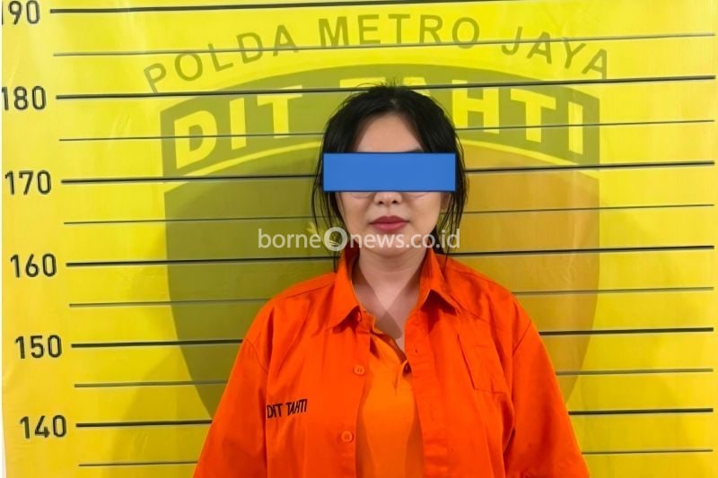 Selebgram Angela Lee saat ditangkap oleh pihak Ditreskrimum Polda Metro Jaya. ANTARA/HO-Direktorat Reserse Kriminal Khusus Polda Metro Jaya