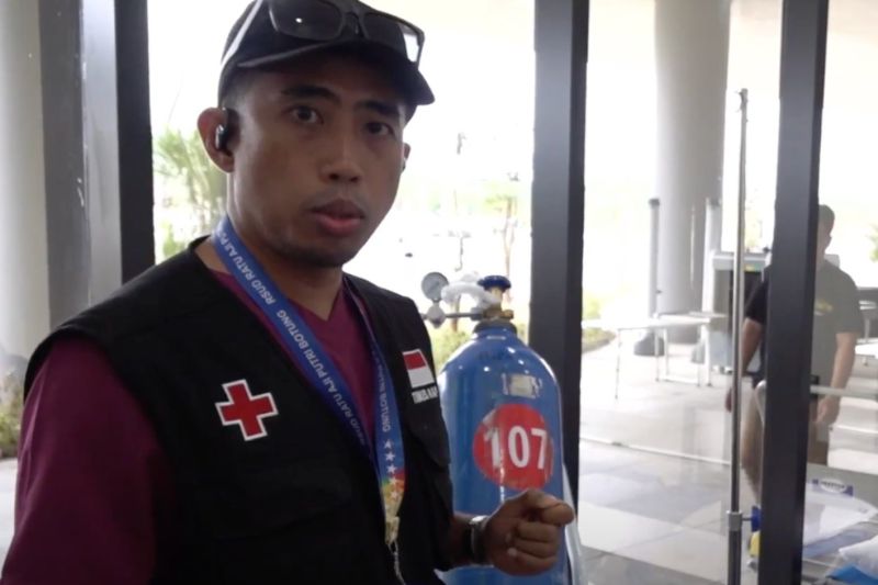 Koordinator Tim Medis Kesehatan Posko Kemenko 1 Adam Kristy memberikan penjelasan kepada Tim Antara di IKN, Kamis (15/8/2024). ANTARA/Yogi Rachman
