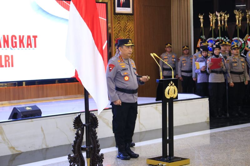 Kapolri Jenderal Polisi Listyo Sigit Prabowo memimpin Korps Raport atau upacara kenaikan pangkat 16 perwira tinggi (Pati) Polri di Gedung Rupattama Mabes Polri, Jakarta, pada Kamis (15/8/2024). ANTARA/HO-Divisi Humas Polri