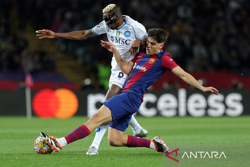 Bek muda Barcelona Pau Cubarsi (kanan) saat menghadang striker Napoli Victor Osimhen. ANTARA/AFP/Lluis Gene/am.