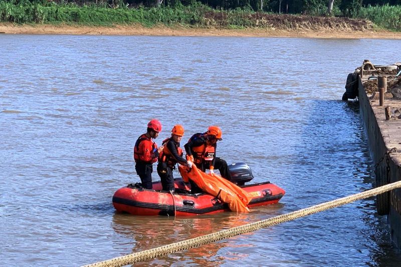 Tims SAR mengangkat mayat korban tenggelam di Sungai Mahakam, Desa Kayu Batu Seberang, Kecamatan Muara Muntai, Kutai Kartanegara (Kukar), Kalimantan Timur, Kamis (15/8/2024). (ANTARA/HO-Pos SAR Samarinda)