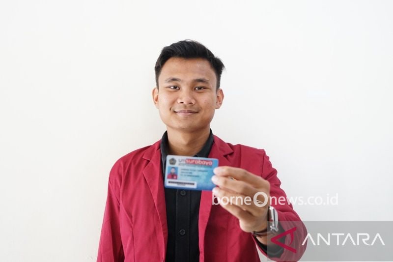 Pemain Timnas Indonesia U-23 Komang Teguh Trisnanda mendaftar kuliah di Universitas Muhammadiyah Surabaya, Kamis (15/8/2024). (ANTARA/Willi Irawan)