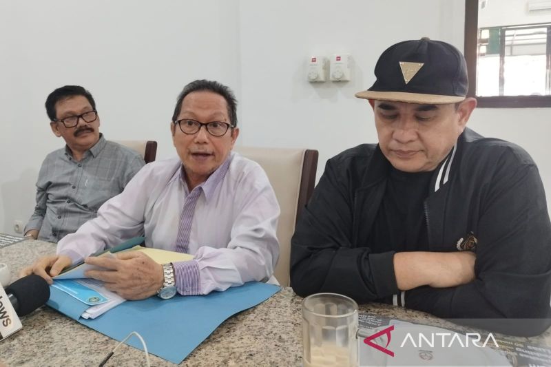 Plt Ketua Umum PWI Pusat Zulmansyah Sekedang bersama Ketua Panitia Pelaksana KLB PWI Marah Sakti Siregar dan Pengurus PWI Pusat Ilham Bintang saat konferensi pers KLB PWI di Jakarta, Kamis (15/8/2024). (ANTARA/Bagus Ahmad Rizaldi)