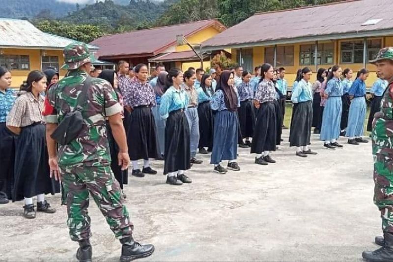 Military officers training flag-raising troop members to prepare for a ceremony of Indonesia's 79th Independence Day in Kapuas Hulu, West Kalimantan. ANTARA/HO-Pendim 1206/Psb (Teofilusianto Timotius)