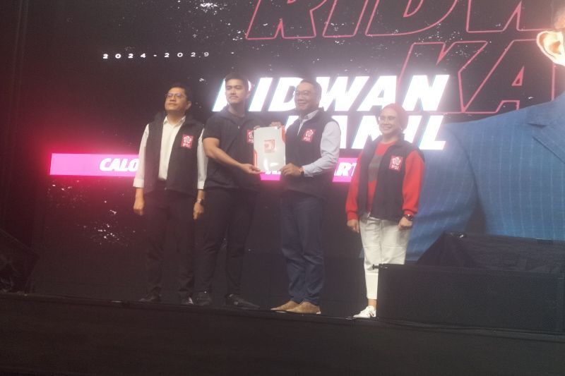 Ketua Umum PSI Kaesang Pangarep dan Ridwan Kamil dalam acara pengumuman calon gubernur Jakarta pada Pilkada 2024 yang diusung PSI di Jakarta Selatan, Kamis (15/8/2024). ANTARA/Walda Marison.