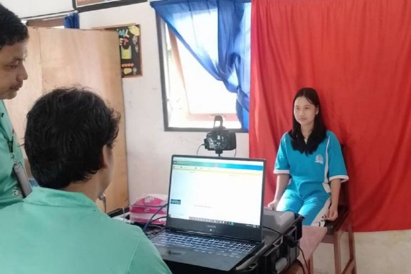 Suasana layanan jemput bola perekaman e-KTP di SMA Negeri 2 Kuala Kurun di Desa Tumbang Hakau Kecamatan Kurun. (ANTARA/HO-Disdukcapil Gumas)