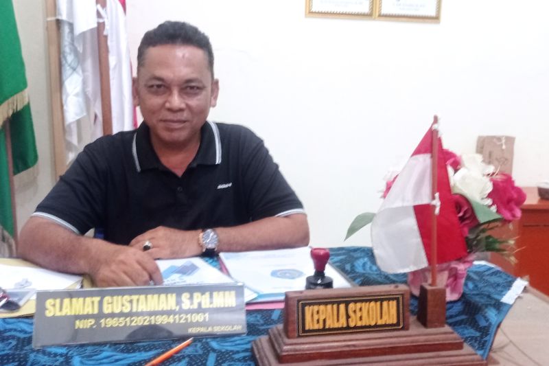 Kepala SMPN 1 Rangkasbitung, Slamat Gustaman. (ANTARA/Mansur)