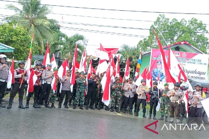Pawai Merah Putih diselenggarakan Kodim 1708 dan Polres Biak, Kamis (15/8/2024). ANTARA/Muhsidin.