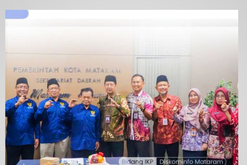 Sekretaris Daerah Kota Mataram Lalu Alwan Basri (tengah baju batik hijau) berfoto bersama tim Komisi Informasi Provinsi Nusa Tenggara Barat, Kamis (15/8-2024). ANTARA/Diskominfo