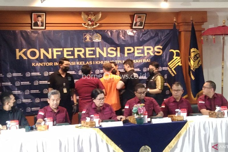 Ngurah Rai Immigration presenting AF (orange vest), a Russian national suspected of being involved in narcotics at a press conference at the Ngurah Rai Immigration Office, Jimbaran, Badung District, Bali, on Thursday, August 15, 2024. (ANTARA/Dewa Ketut S W/rst)