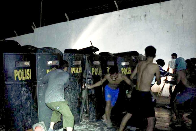 Sejumlah perusuh menerjang blokade aparat kepolisian dalam kegiatan simulasi OKD di Fuel Terminal Waingapu Sumba Timur. ANTARA/HO-Pertamina