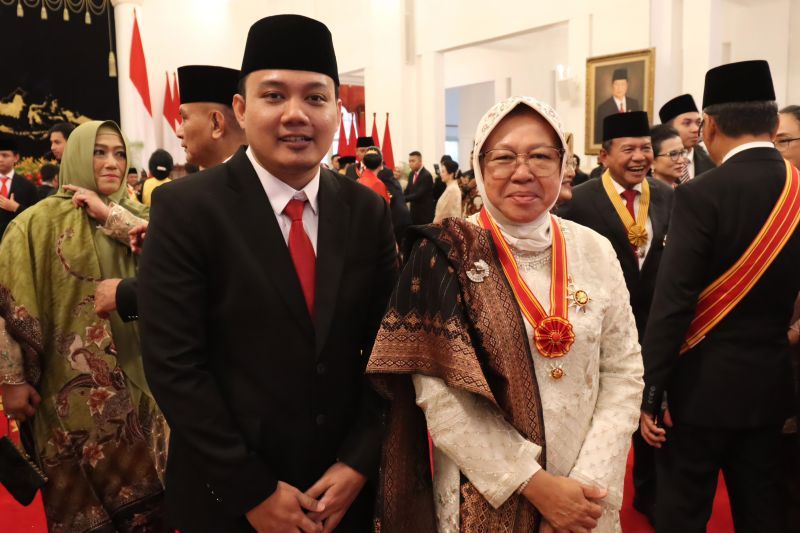 Menteri Sosial Tri Rismaharini Terima Bintang Mahaputera Utama