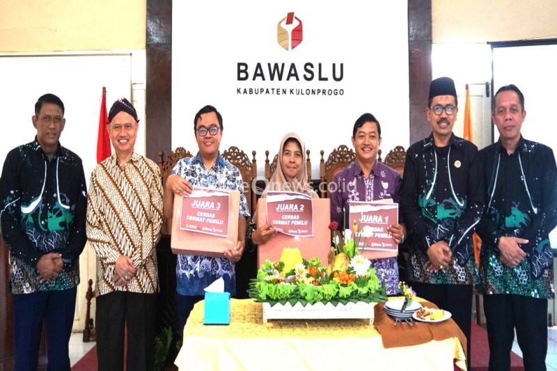 Ketua Bawaslu DIY Mohammad Najib menyerahkan hadiah kepada pemenang lomba cerdas cermat pemilu di Kabupaten Kulon Progo, DIY, Kamis (15/8/2024). ANTARA/HO-Bawaslu Kulon Progo