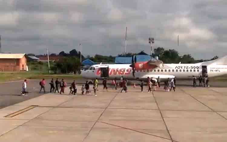 Pesawat Wings Air mengangkut penumpang di Bandara H Asan Sampit. (FOTO: DEWIP)