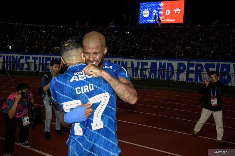Pesepak bola Persib Bandung David Da Silva (kiri) dan Ciro Alvez (kanan) berpelukan saat selebrasi gol ke gawang Madura United saat laga pertama Final Championship Series BRI-Liga 1 di Stadion Si Jalak Harupat, Kabupaten Bandung, Jawa Barat, Minggu (26/5/2024). ANTARA FOTO/Novrian Arbi/rwa. (ANTARA FOTO/NOVRIAN ARBI)