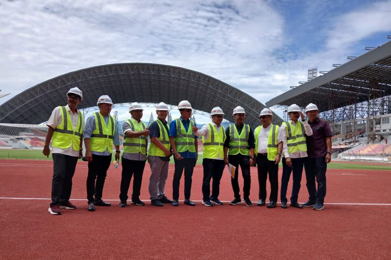 Komisi V dan IV DPRA saat meninjau progres pembangunan venue PON Aceh-Sumut di komplek stadion Harapan Bangsa Banda Aceh, Kamis (15/8/2024). ANTARA/Rahmat Fajri
